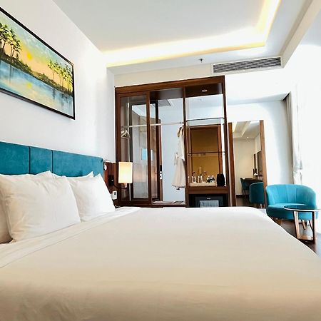 Maximilan Danang Beach Hotel Exteriör bild
