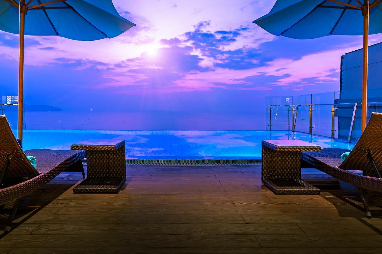 Maximilan Danang Beach Hotel Exteriör bild