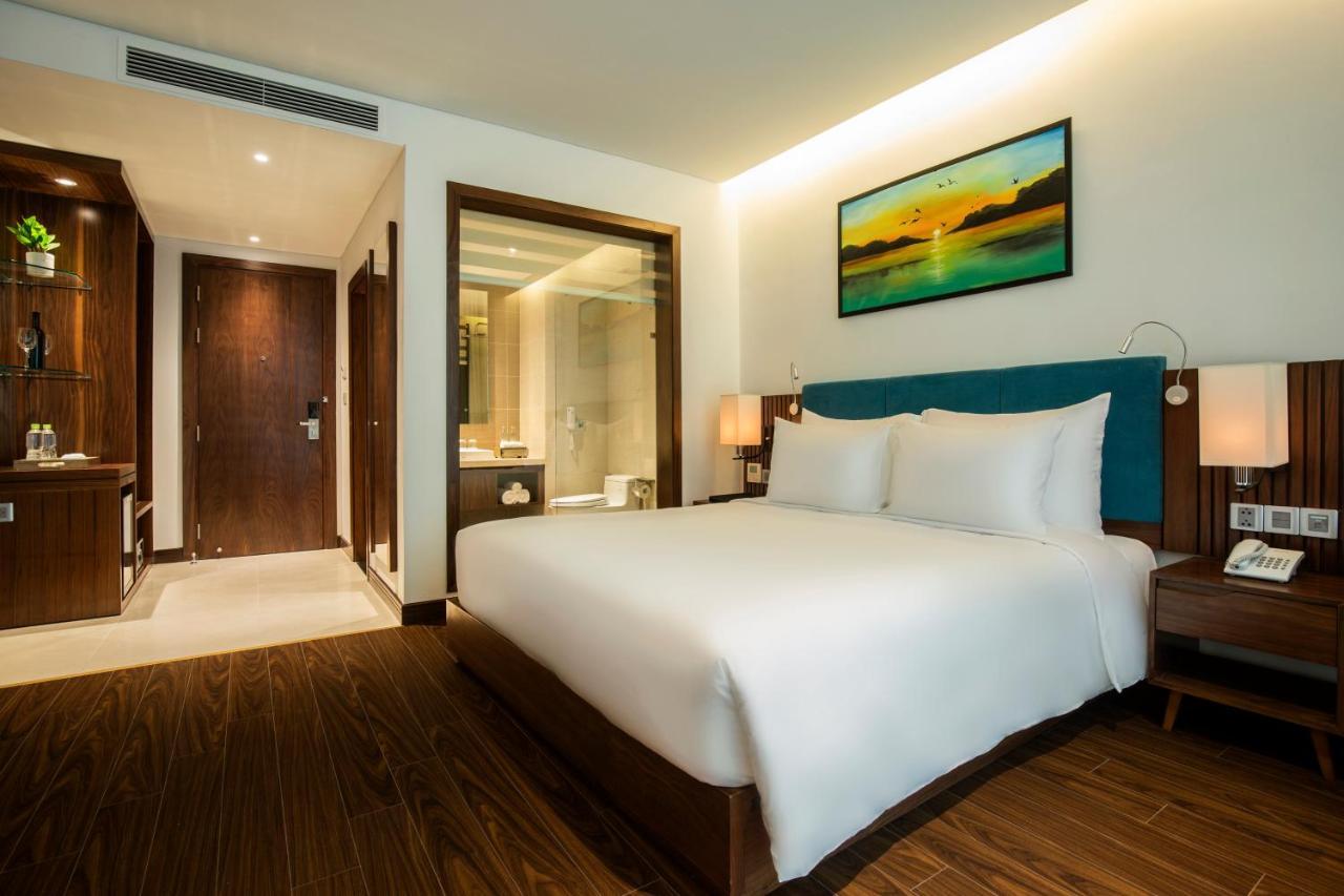 Maximilan Danang Beach Hotel Exteriör bild