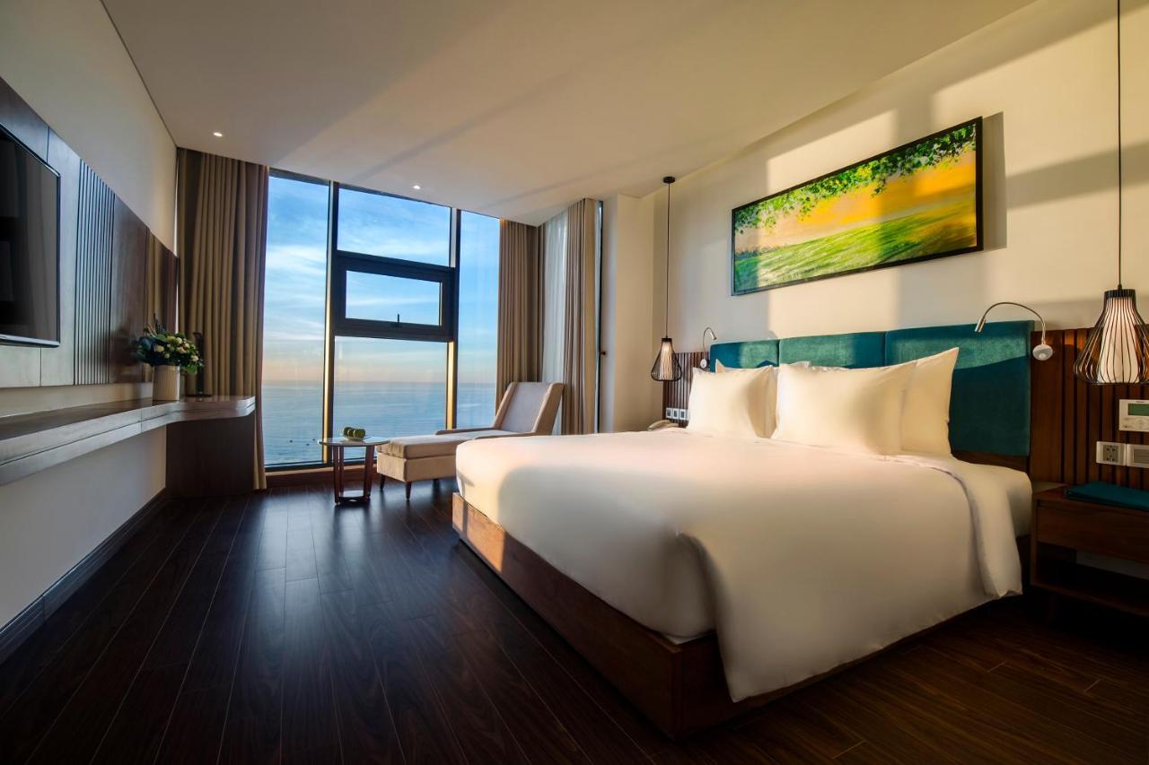 Maximilan Danang Beach Hotel Exteriör bild