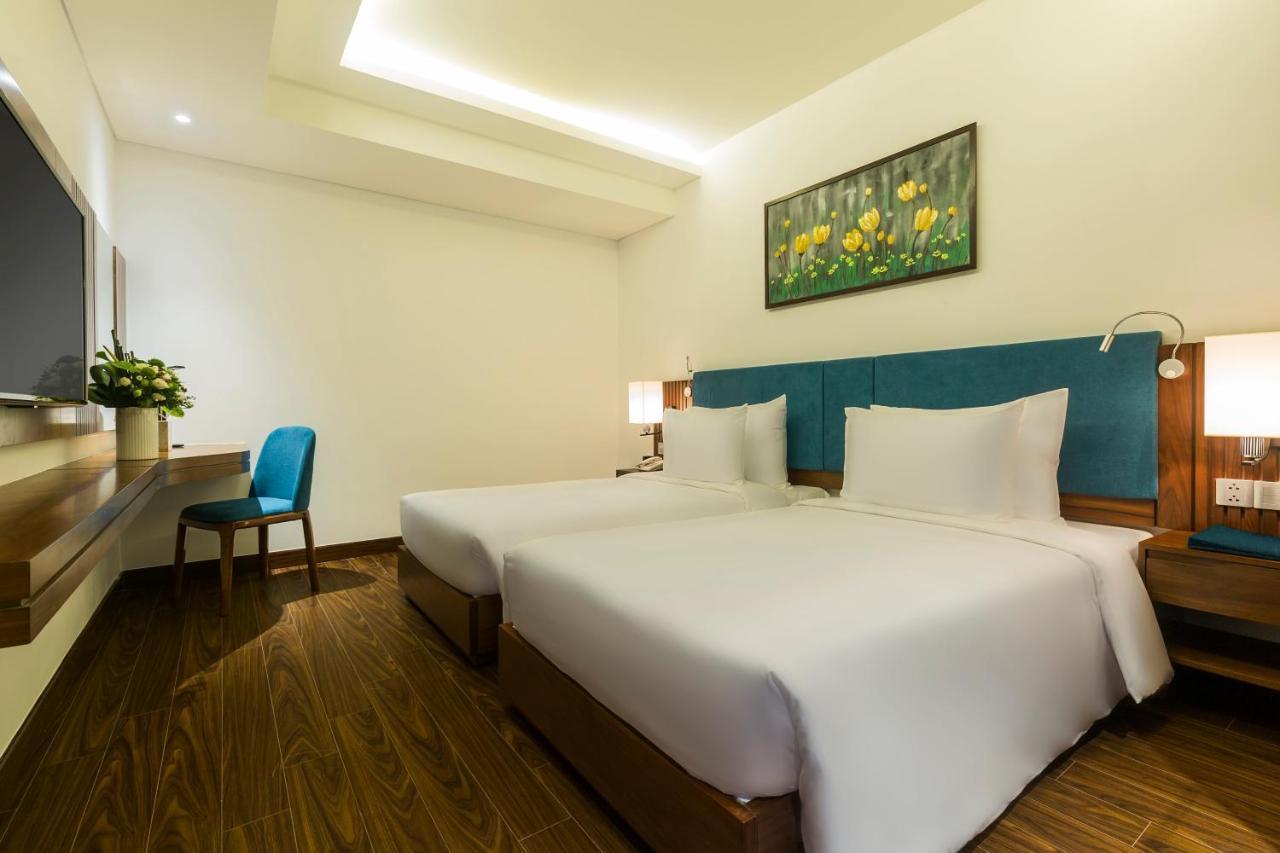 Maximilan Danang Beach Hotel Exteriör bild