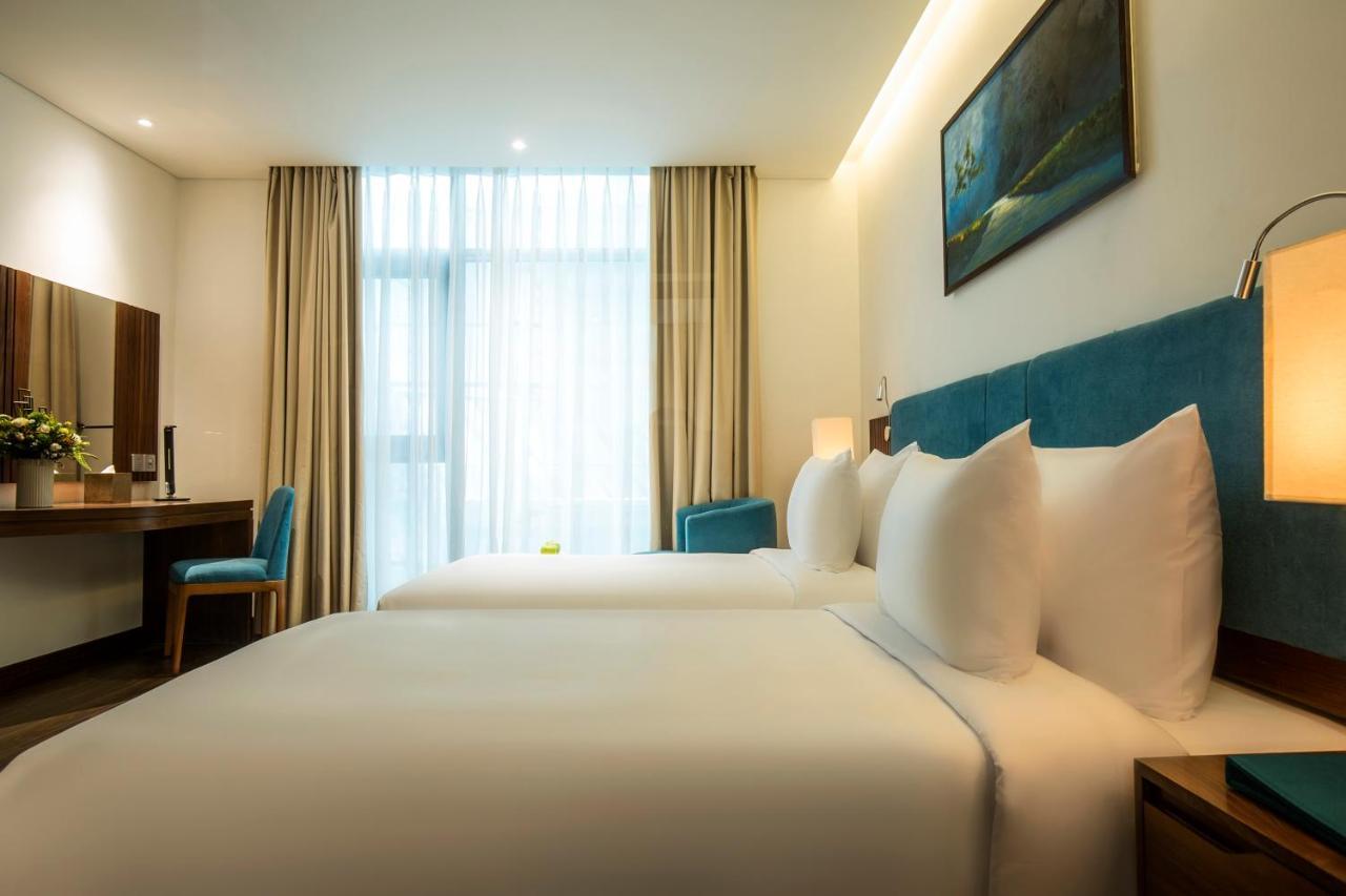 Maximilan Danang Beach Hotel Exteriör bild