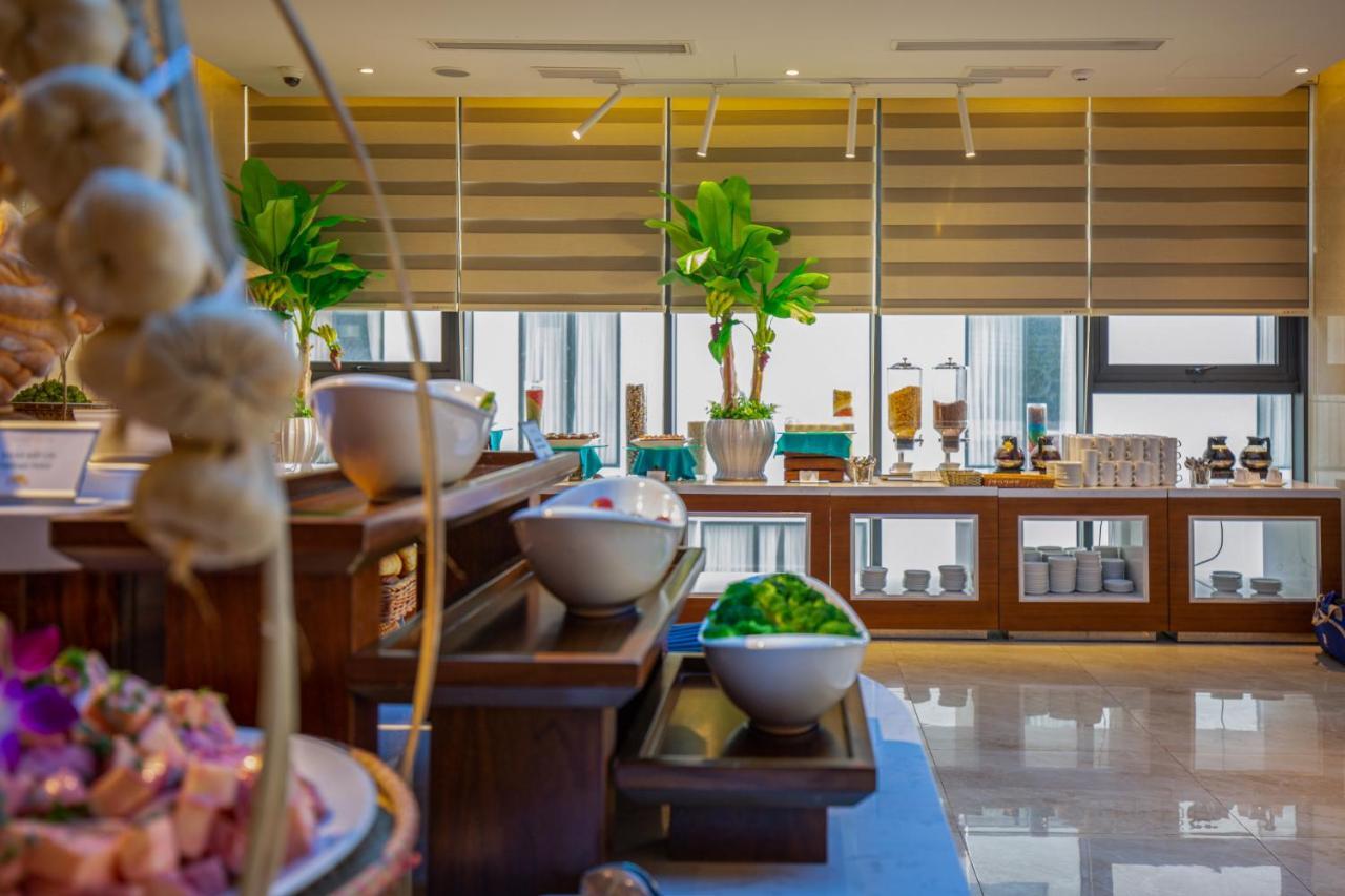 Maximilan Danang Beach Hotel Exteriör bild