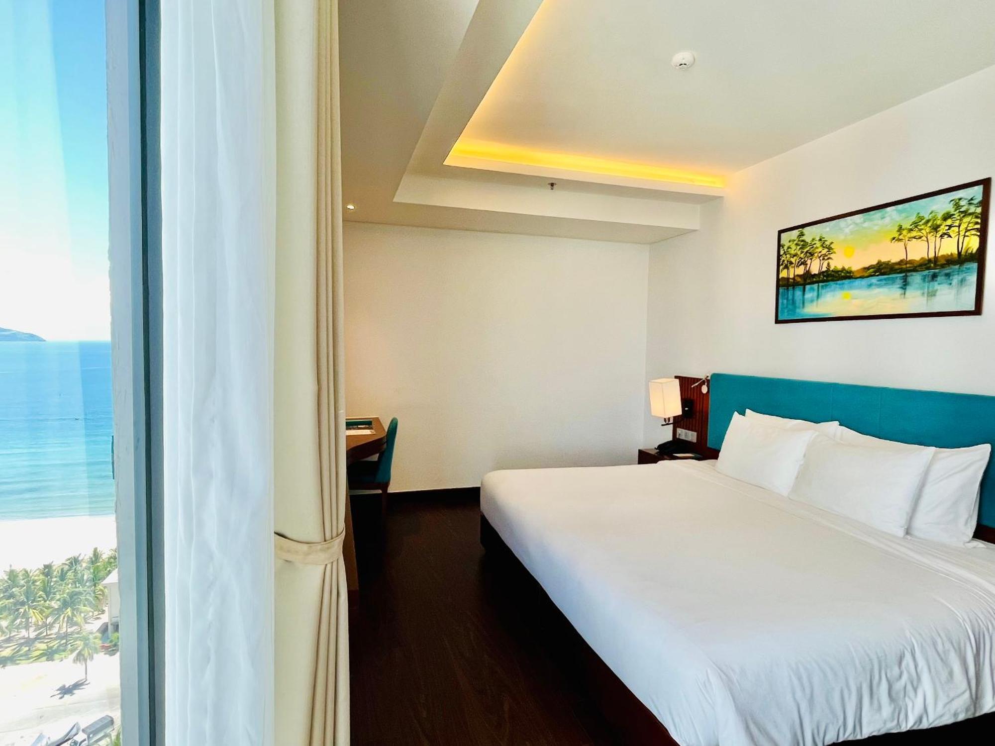 Maximilan Danang Beach Hotel Exteriör bild
