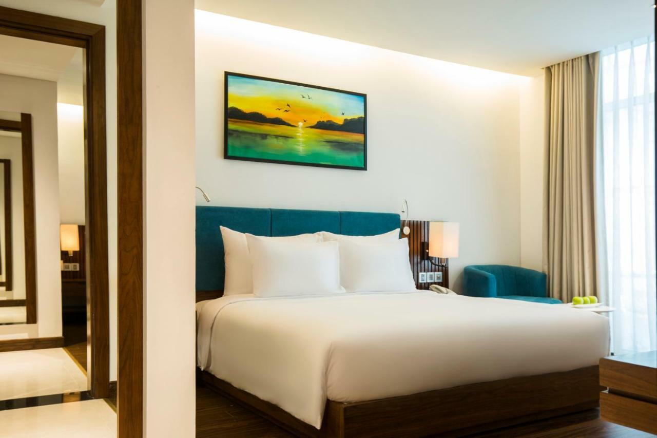 Maximilan Danang Beach Hotel Exteriör bild