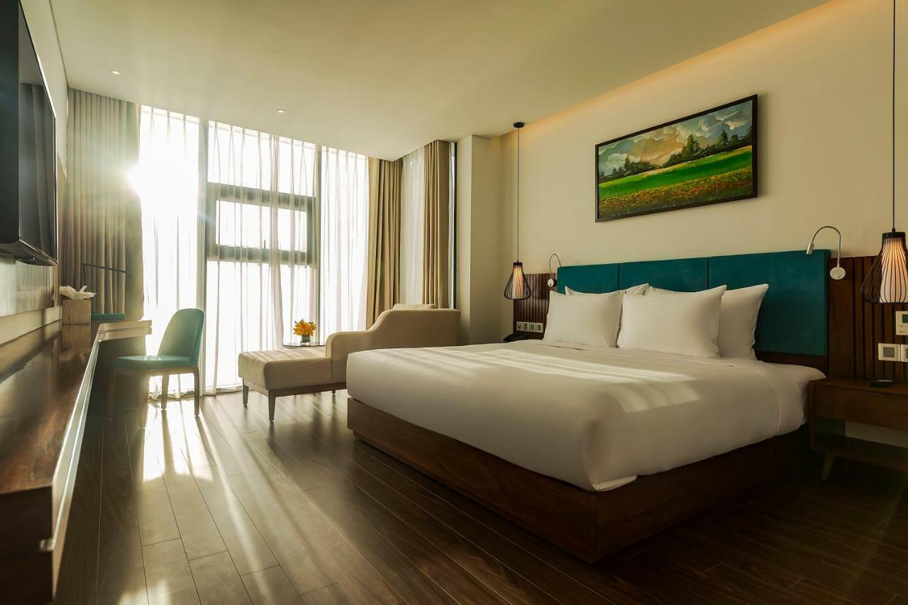 Maximilan Danang Beach Hotel Exteriör bild